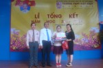 Trao phần thưởng cho em Lý Hoàng Trâm, là học sinh xuất sắc nhất năm học 2017 - 2018.