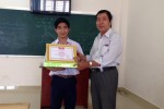Trao phần thưởng cho học sinh đạt loại giỏi HKI.