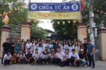 Học sinh Việt Nhật thăm và tặng quà Chùa từ Ân